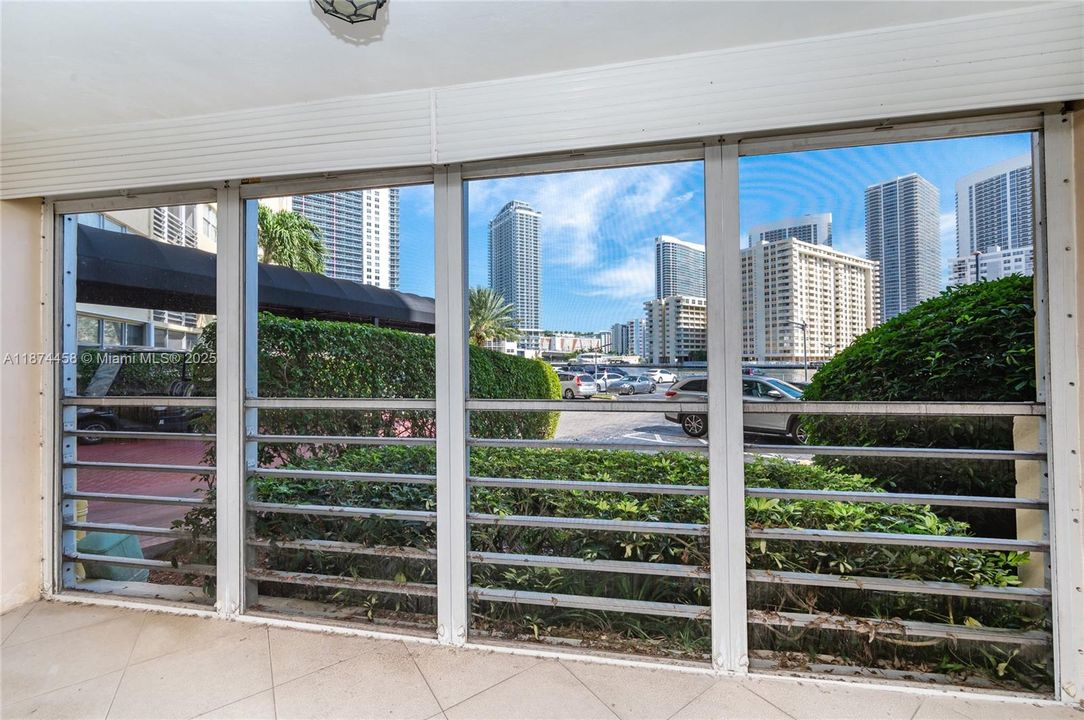 For Rent: $1,900 (1 beds, 1 baths, 834 Square Feet)