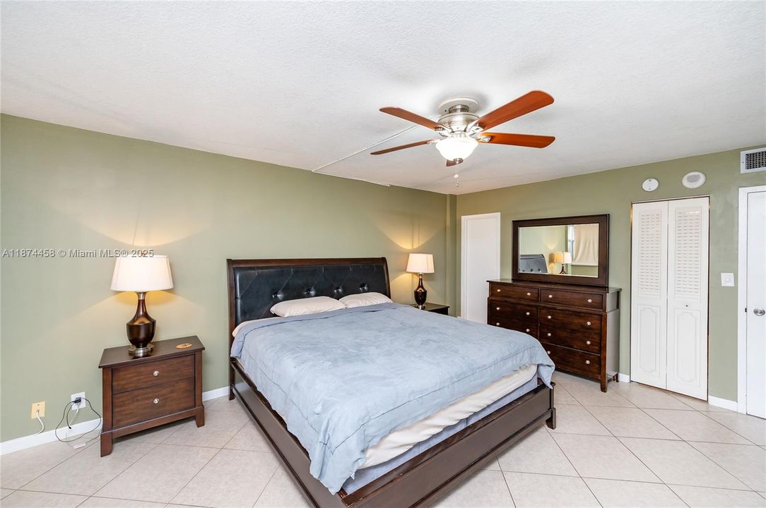 For Rent: $1,900 (1 beds, 1 baths, 834 Square Feet)