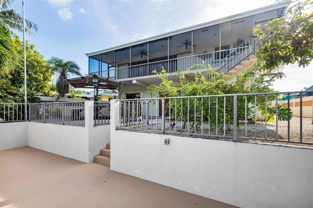 For Sale: $1,499,000 (3 beds, 2 baths, 1295 Square Feet)