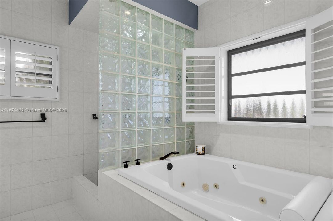 For Sale: $1,499,000 (3 beds, 2 baths, 1295 Square Feet)