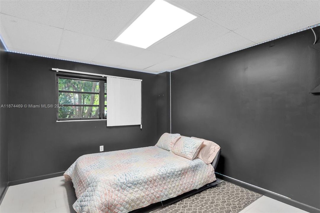 For Sale: $1,499,000 (3 beds, 2 baths, 1295 Square Feet)