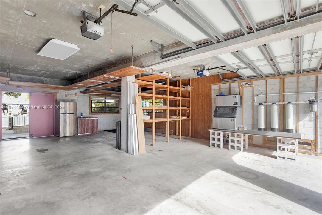 For Sale: $1,499,000 (3 beds, 2 baths, 1295 Square Feet)