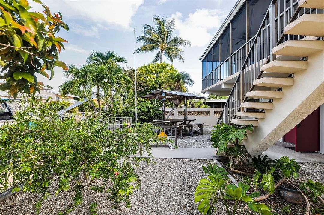 For Sale: $1,499,000 (3 beds, 2 baths, 1295 Square Feet)