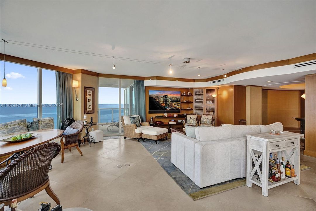 合同活跃: $2,370,000 (3 贝兹, 3 浴室, 2665 平方英尺)