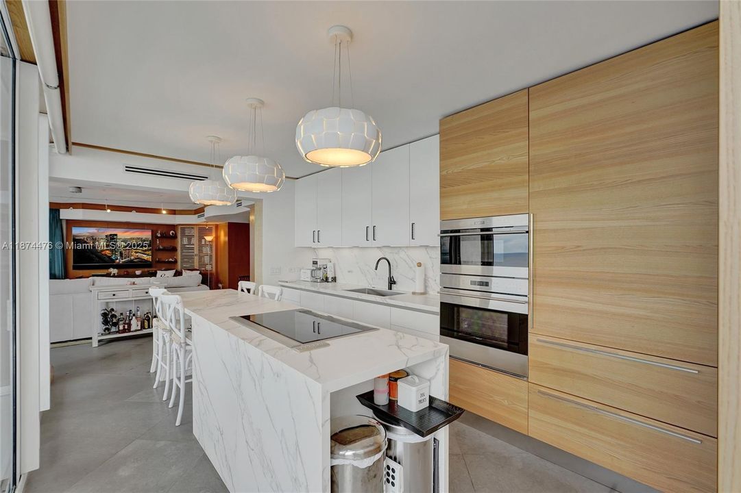 合同活跃: $2,370,000 (3 贝兹, 3 浴室, 2665 平方英尺)