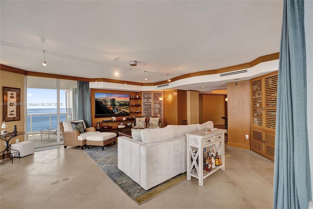 合同活跃: $2,370,000 (3 贝兹, 3 浴室, 2665 平方英尺)