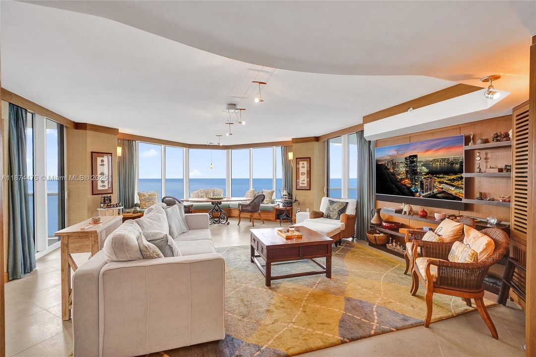 合同活跃: $2,370,000 (3 贝兹, 3 浴室, 2665 平方英尺)