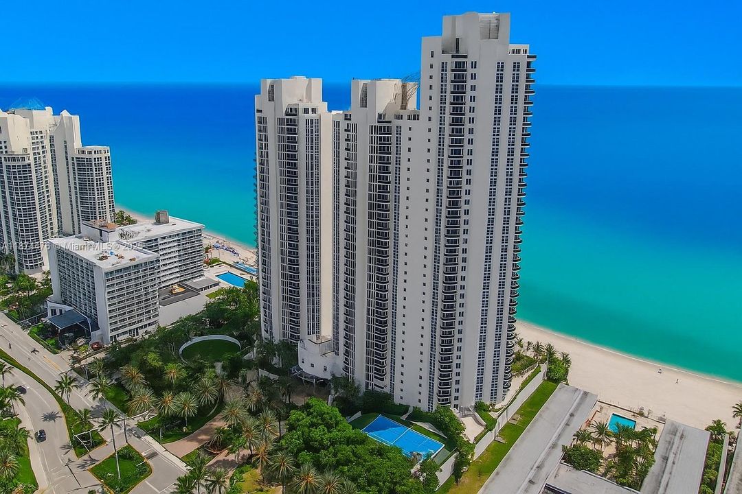 合同活跃: $2,370,000 (3 贝兹, 3 浴室, 2665 平方英尺)