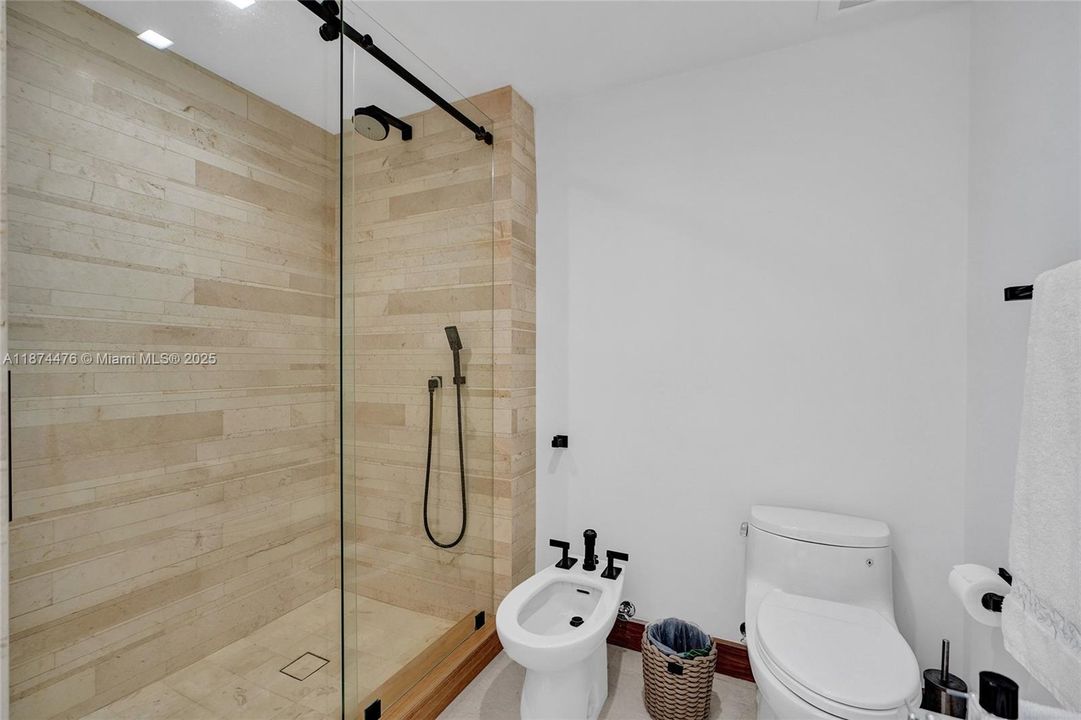 合同活跃: $2,370,000 (3 贝兹, 3 浴室, 2665 平方英尺)