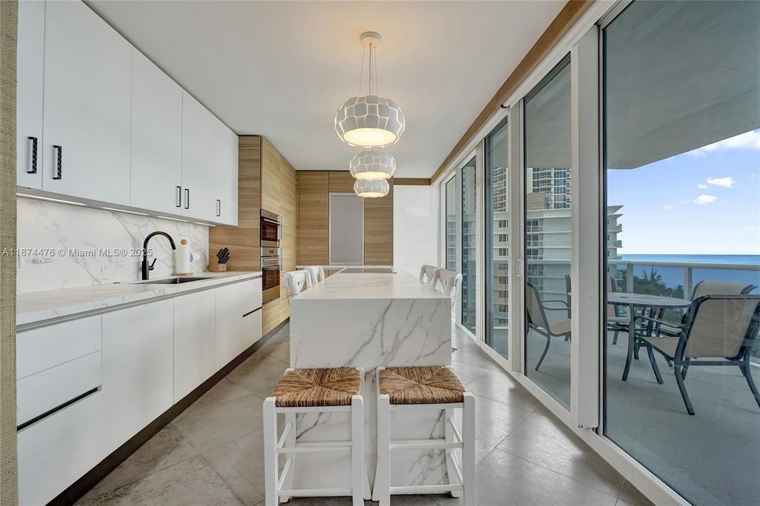 合同活跃: $2,370,000 (3 贝兹, 3 浴室, 2665 平方英尺)