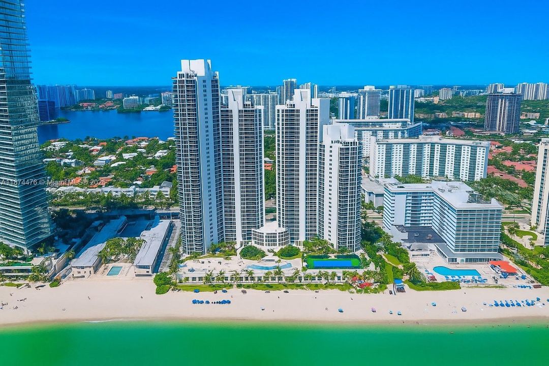 合同活跃: $2,370,000 (3 贝兹, 3 浴室, 2665 平方英尺)