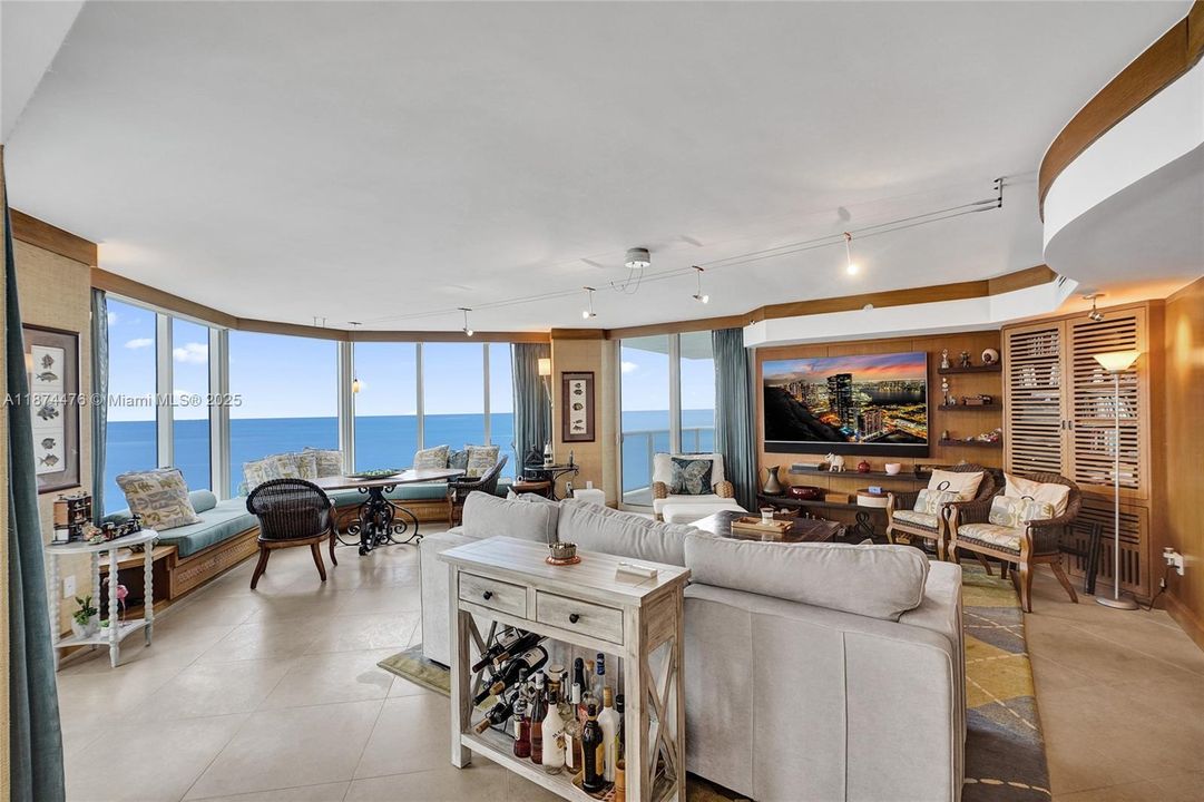 合同活跃: $2,370,000 (3 贝兹, 3 浴室, 2665 平方英尺)