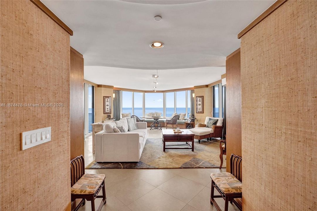 合同活跃: $2,370,000 (3 贝兹, 3 浴室, 2665 平方英尺)