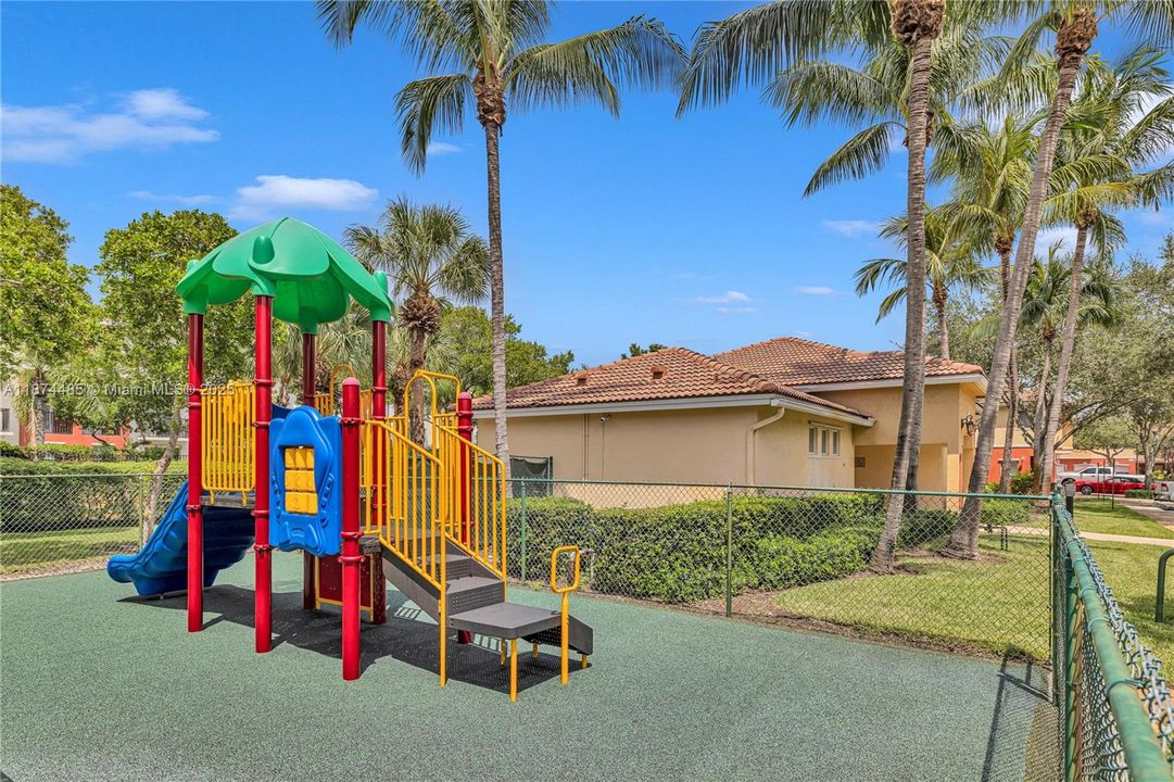 For Sale: $330,000 (2 beds, 2 baths, 1103 Square Feet)