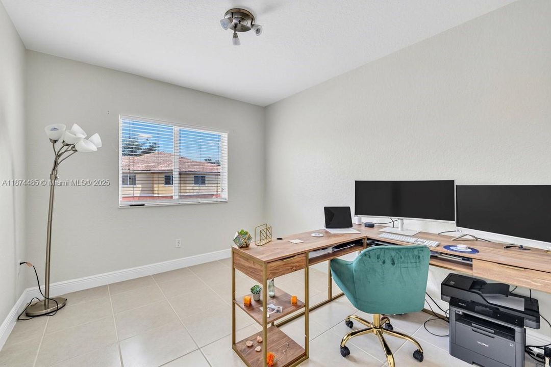 For Sale: $330,000 (2 beds, 2 baths, 1103 Square Feet)