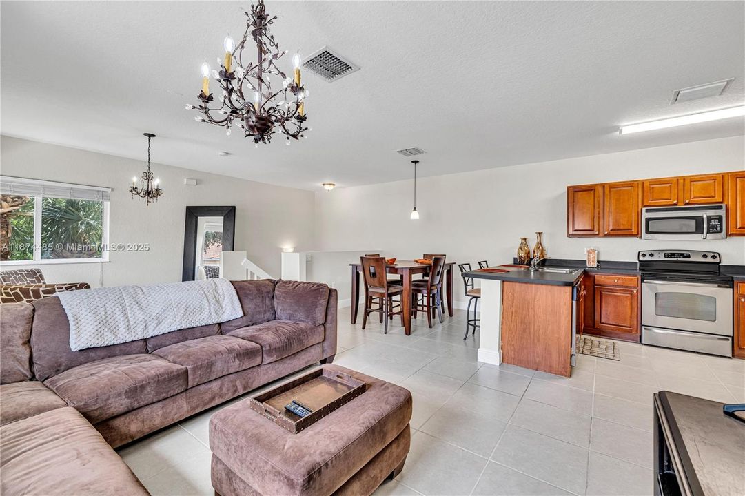 For Sale: $330,000 (2 beds, 2 baths, 1103 Square Feet)