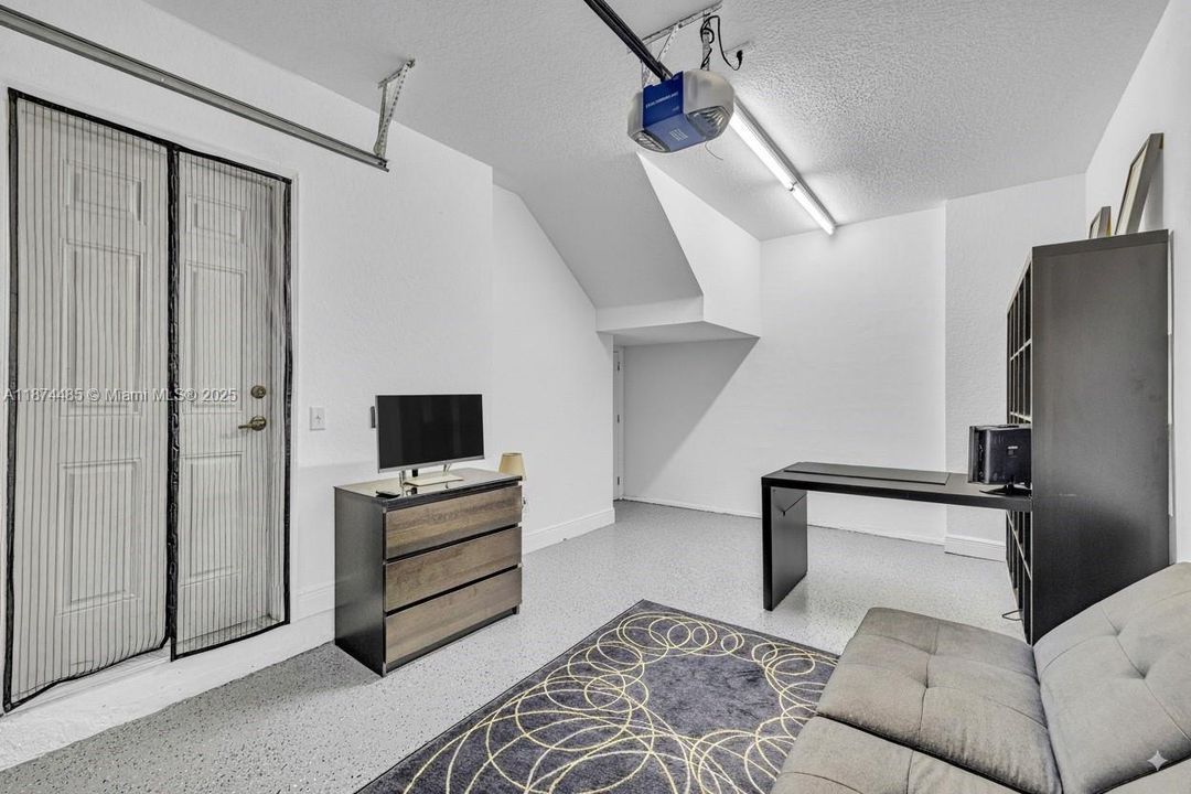 For Sale: $330,000 (2 beds, 2 baths, 1103 Square Feet)