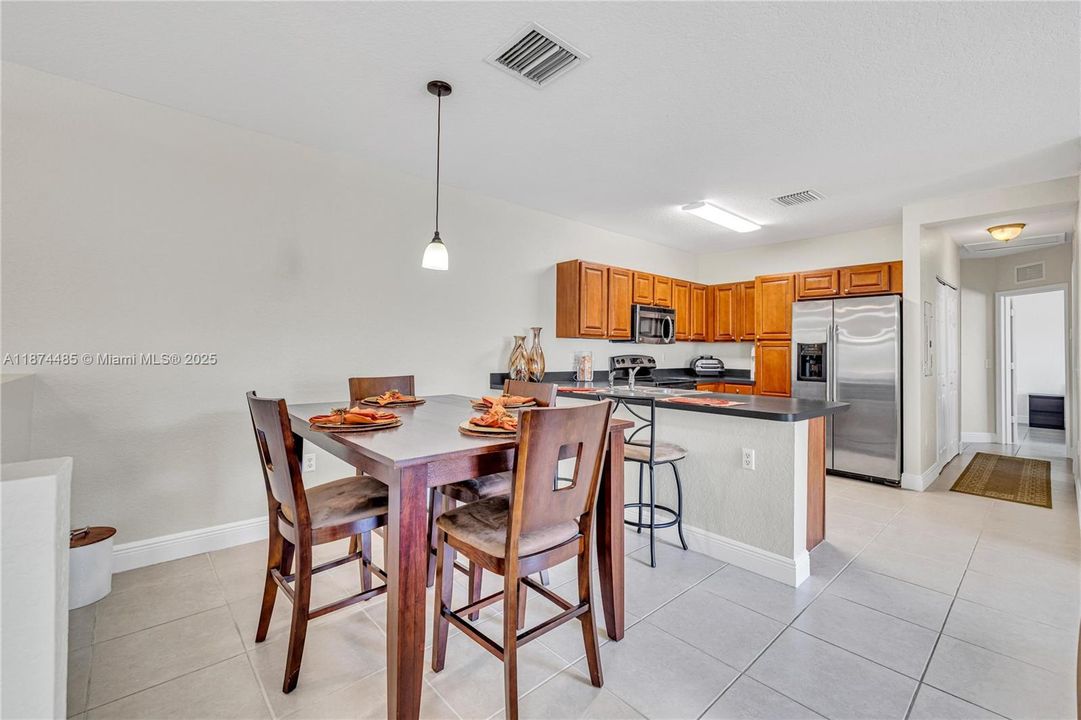 For Sale: $330,000 (2 beds, 2 baths, 1103 Square Feet)