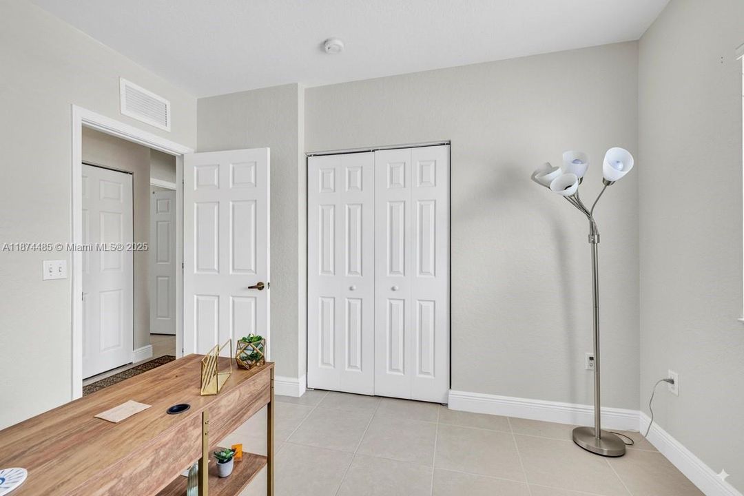 For Sale: $330,000 (2 beds, 2 baths, 1103 Square Feet)