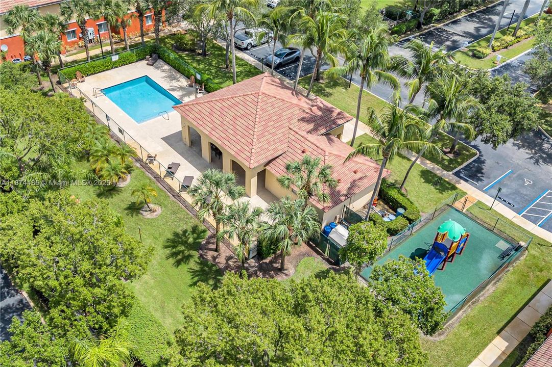 For Sale: $330,000 (2 beds, 2 baths, 1103 Square Feet)