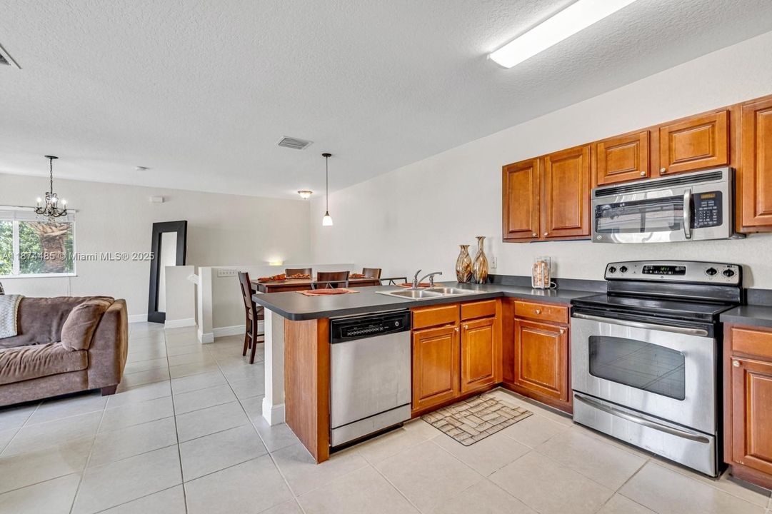 For Sale: $330,000 (2 beds, 2 baths, 1103 Square Feet)