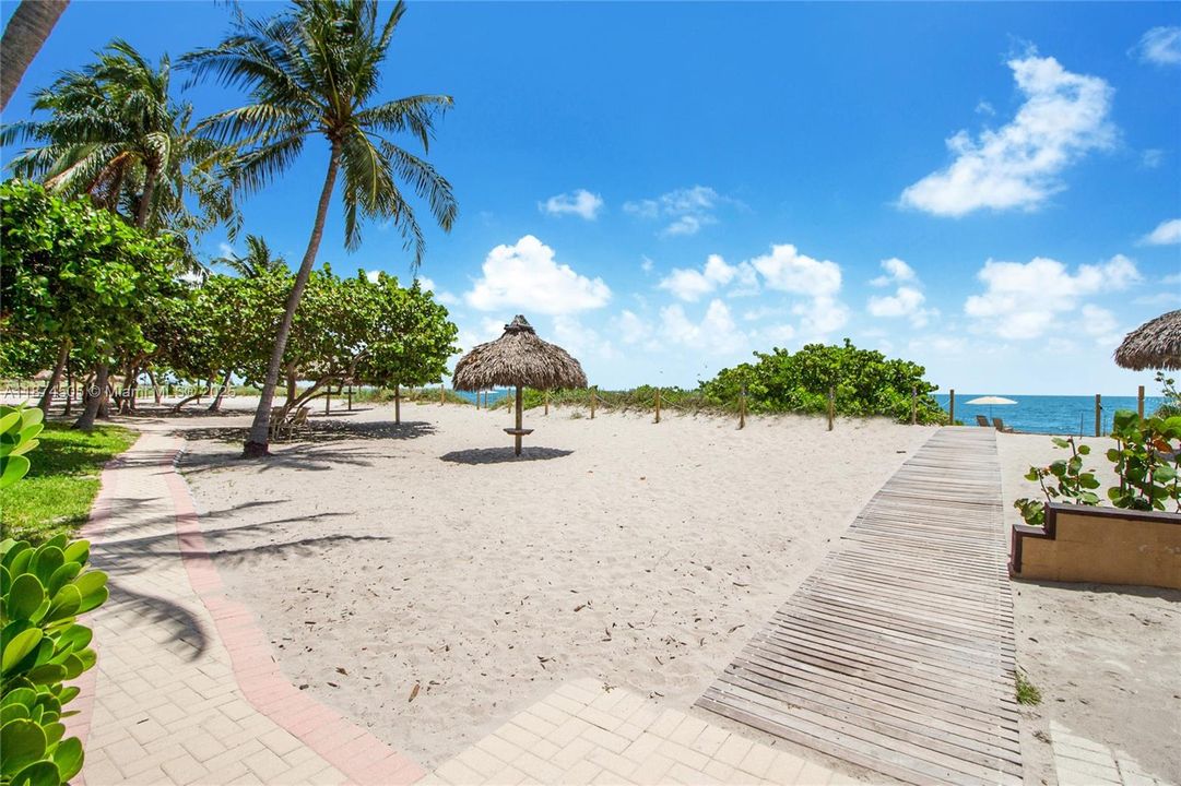 Active With Contract: $6,200 (2 beds, 2 baths, 1409 Square Feet)