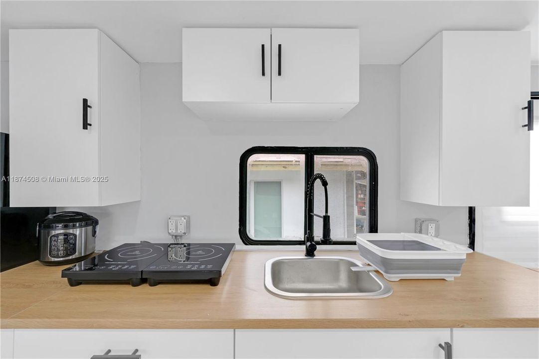 合同活跃: $1,200 (1 贝兹, 1 浴室, 1250 平方英尺)