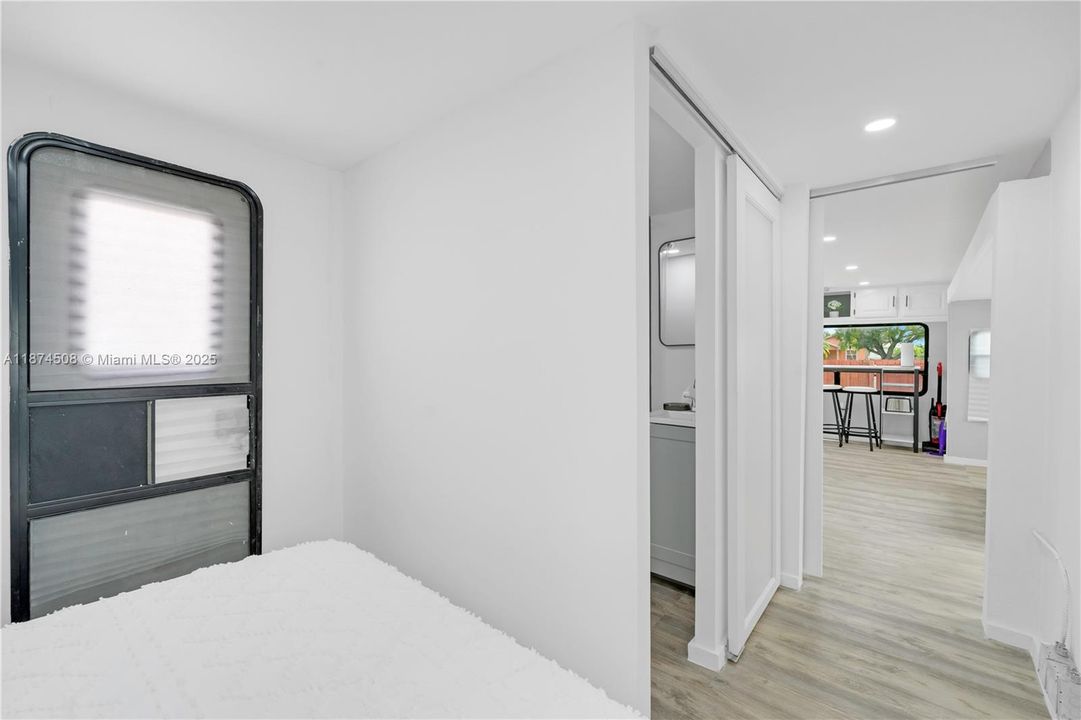 合同活跃: $1,200 (1 贝兹, 1 浴室, 1250 平方英尺)