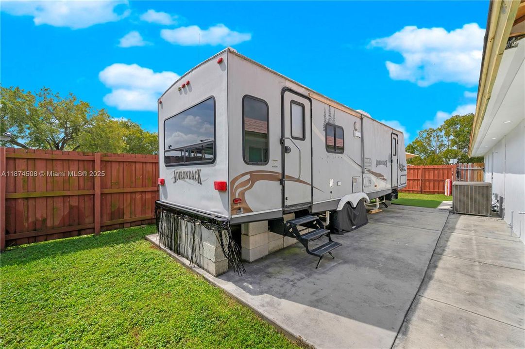 合同活跃: $1,200 (1 贝兹, 1 浴室, 1250 平方英尺)