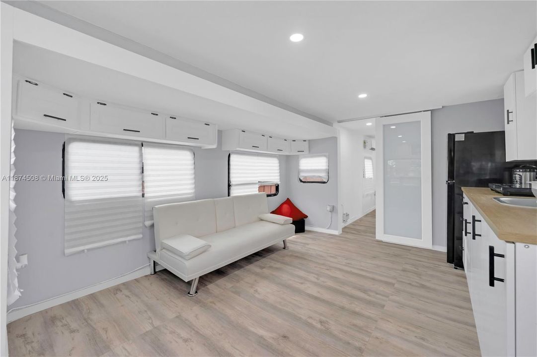 合同活跃: $1,200 (1 贝兹, 1 浴室, 1250 平方英尺)