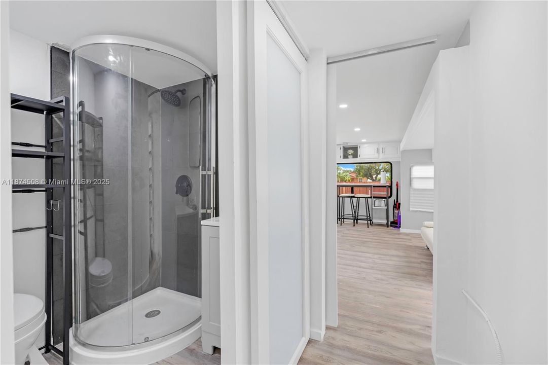 合同活跃: $1,200 (1 贝兹, 1 浴室, 1250 平方英尺)