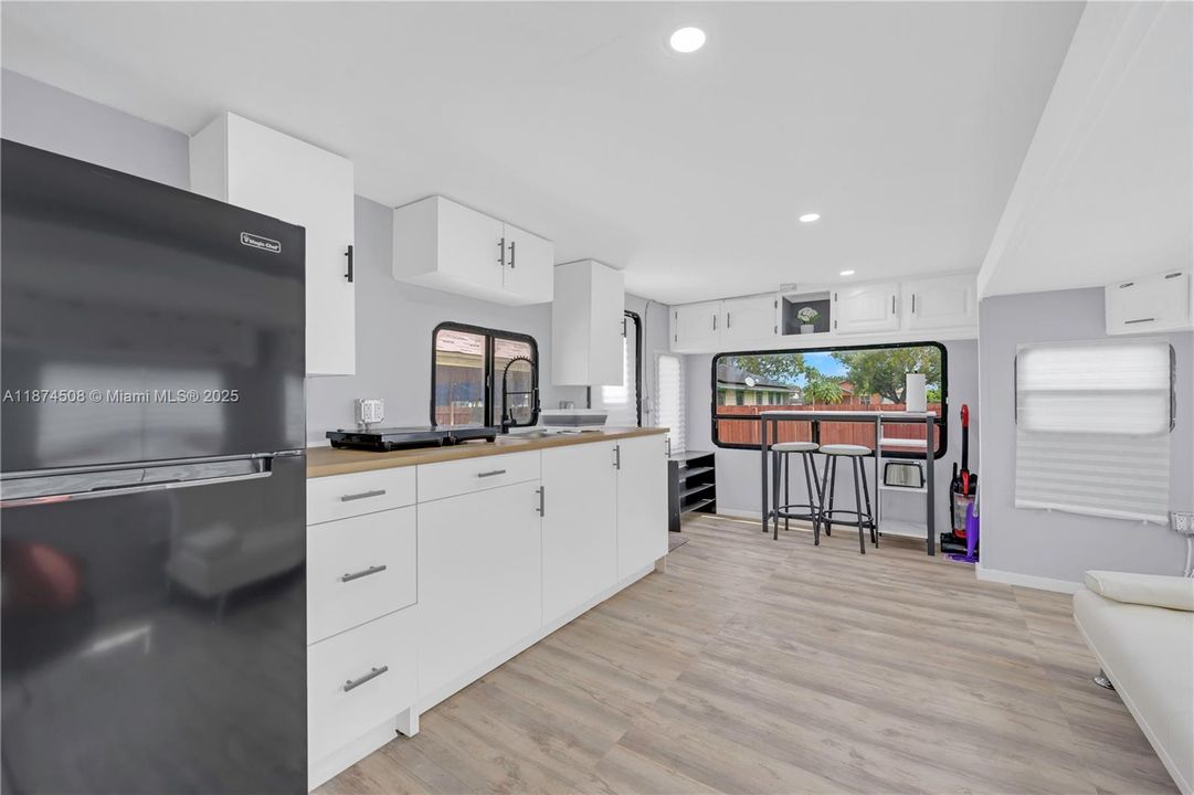 合同活跃: $1,200 (1 贝兹, 1 浴室, 1250 平方英尺)