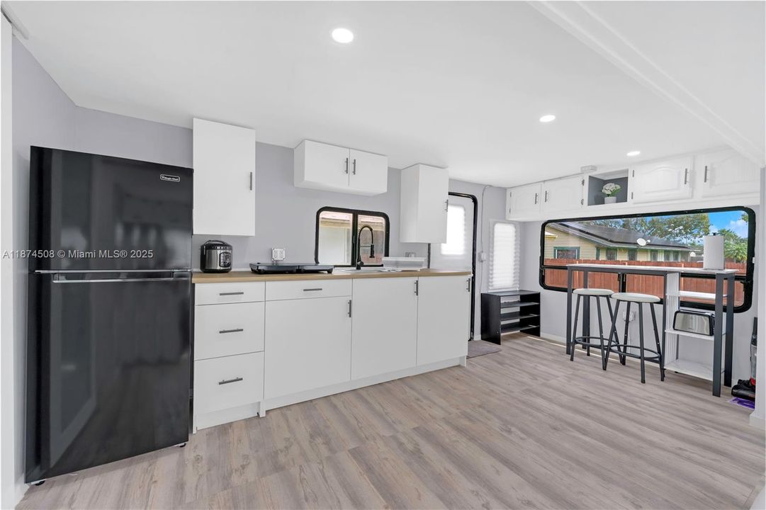 合同活跃: $1,200 (1 贝兹, 1 浴室, 1250 平方英尺)