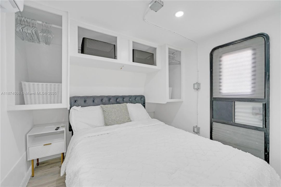 合同活跃: $1,200 (1 贝兹, 1 浴室, 1250 平方英尺)