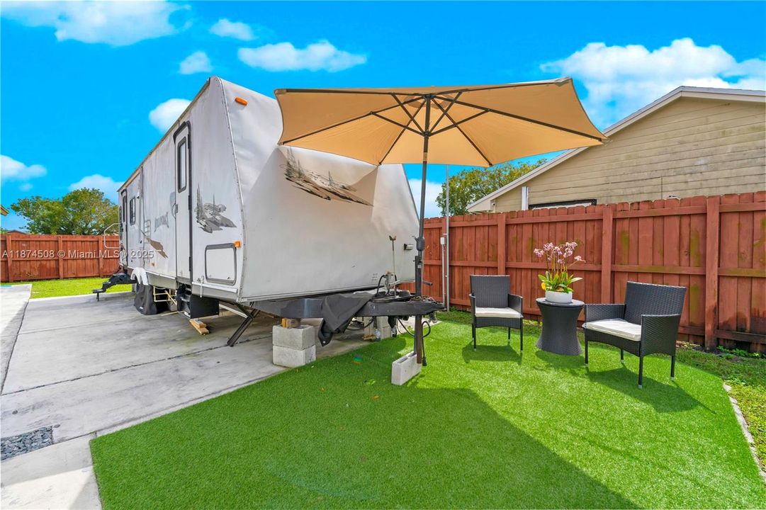 合同活跃: $1,200 (1 贝兹, 1 浴室, 1250 平方英尺)