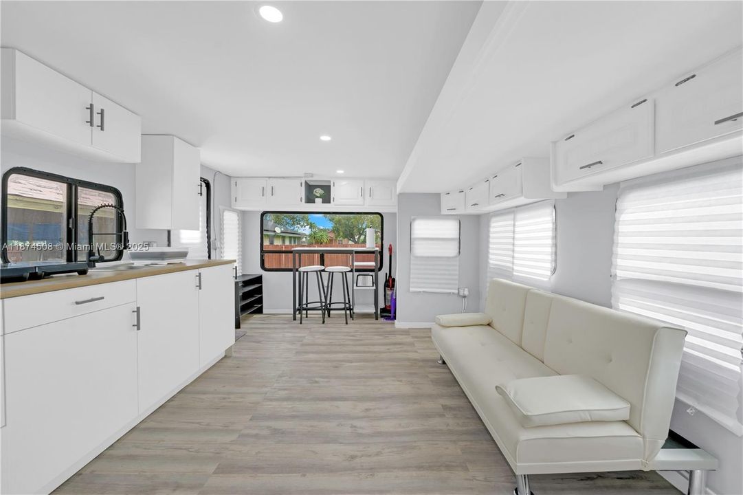 合同活跃: $1,200 (1 贝兹, 1 浴室, 1250 平方英尺)