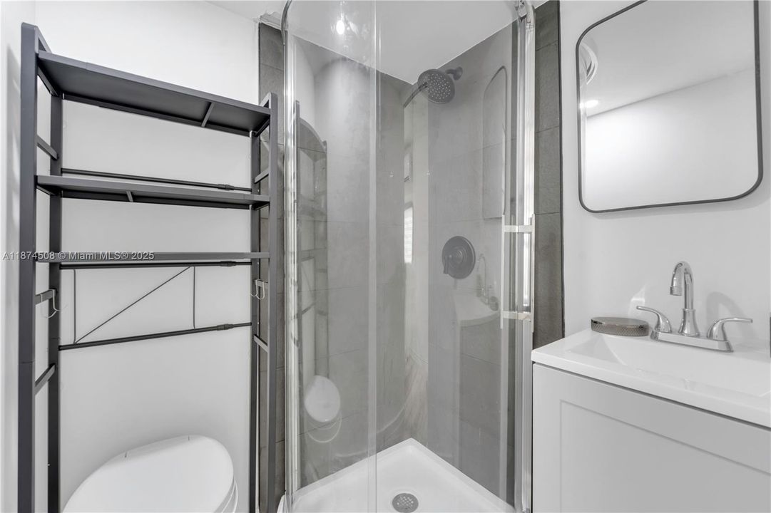 合同活跃: $1,200 (1 贝兹, 1 浴室, 1250 平方英尺)