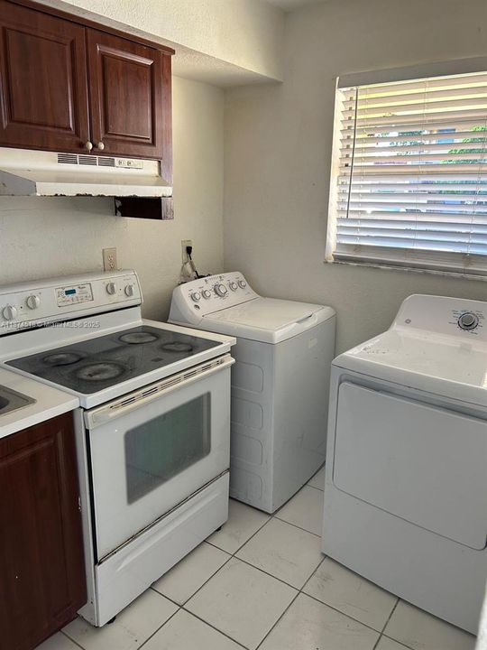 Activo con contrato: $280,000 (3 camas, 2 baños, 1327 Pies cuadrados)