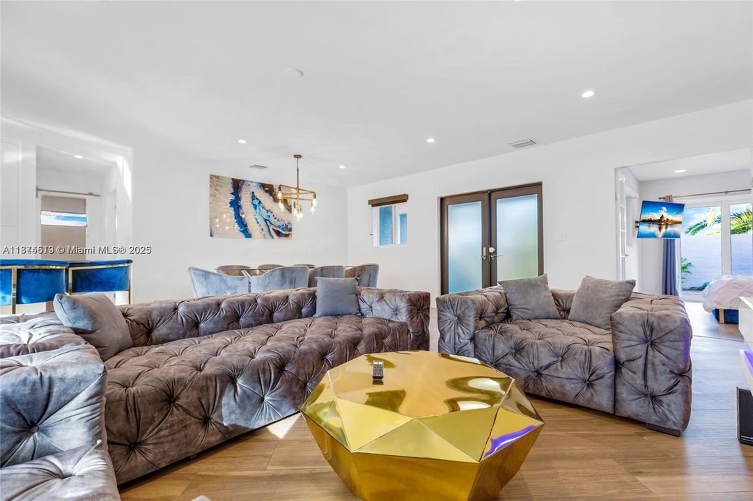 Activo con contrato: $1,174,900 (4 camas, 3 baños, 1565 Pies cuadrados)