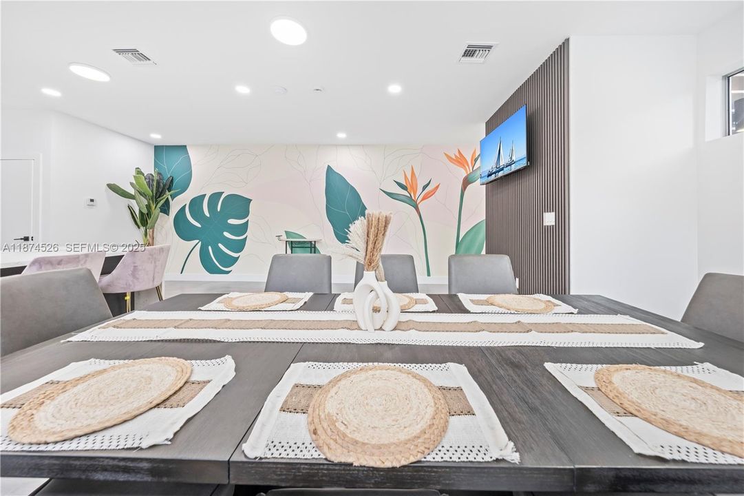 For Sale: $1,600,000 (6 beds, 4 baths, 2836 Square Feet)