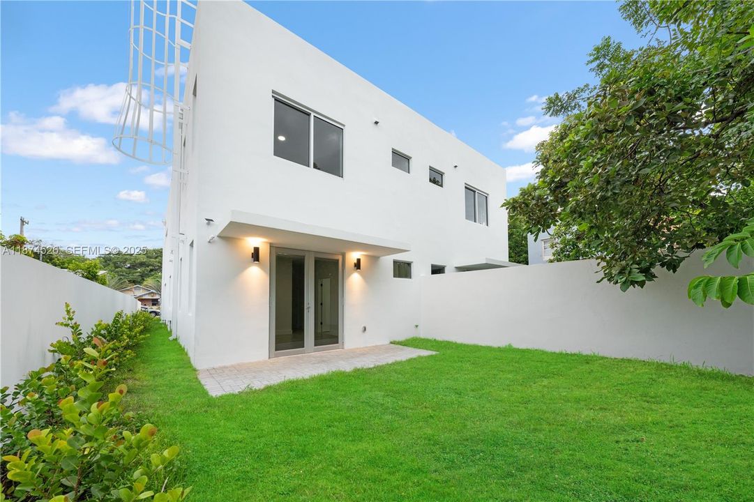 For Sale: $1,600,000 (6 beds, 4 baths, 2836 Square Feet)