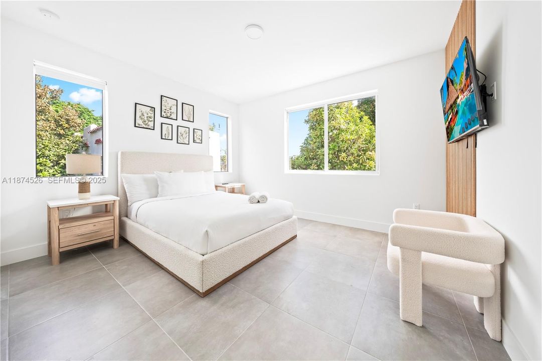 For Sale: $1,600,000 (6 beds, 4 baths, 2836 Square Feet)