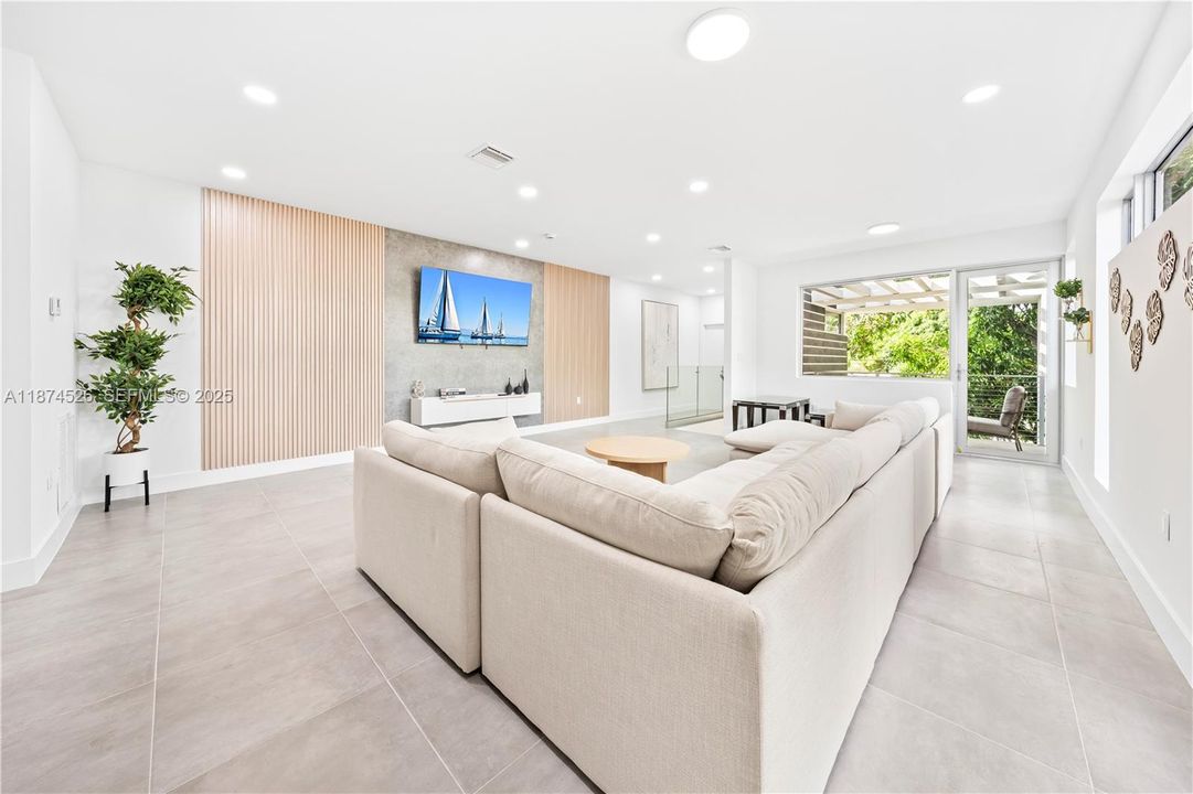 For Sale: $1,600,000 (6 beds, 4 baths, 2836 Square Feet)