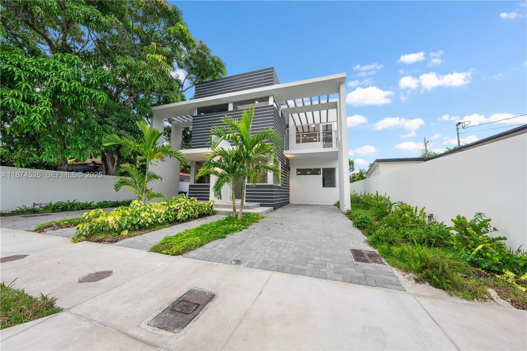 For Sale: $1,600,000 (6 beds, 4 baths, 2836 Square Feet)