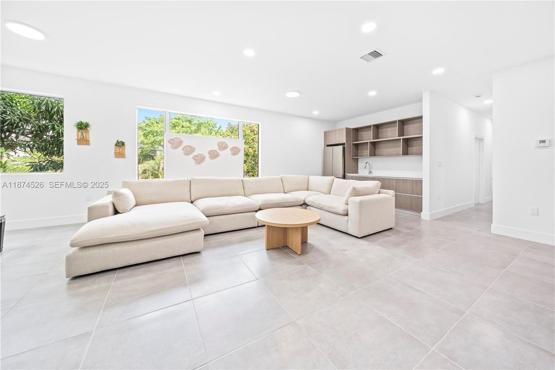 For Sale: $1,600,000 (6 beds, 4 baths, 2836 Square Feet)