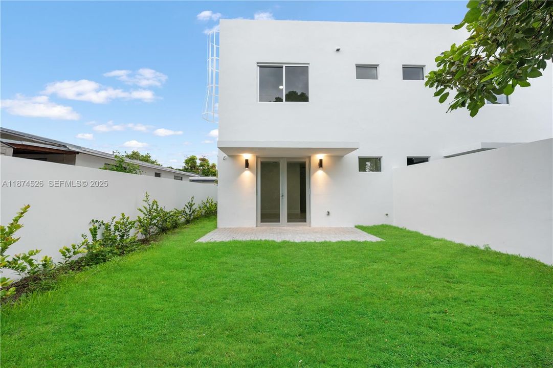 For Sale: $1,600,000 (6 beds, 4 baths, 2836 Square Feet)