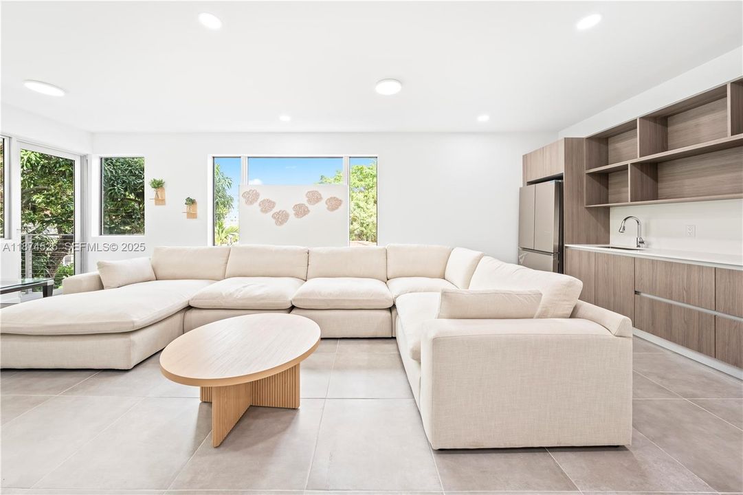 For Sale: $1,600,000 (6 beds, 4 baths, 2836 Square Feet)