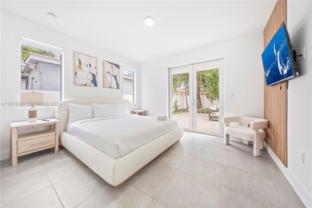 For Sale: $1,600,000 (6 beds, 4 baths, 2836 Square Feet)