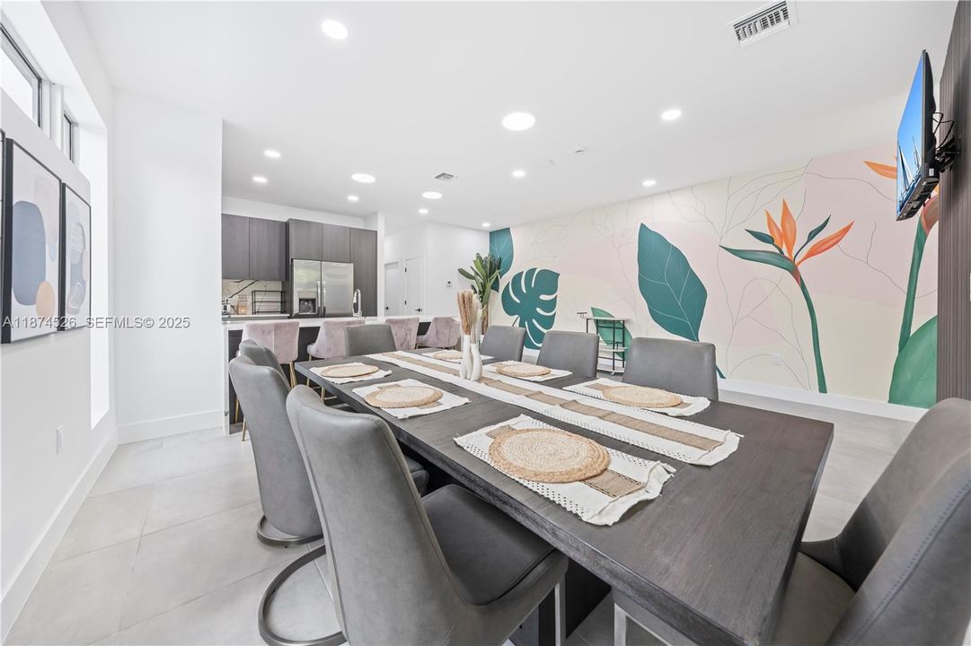 For Sale: $1,600,000 (6 beds, 4 baths, 2836 Square Feet)