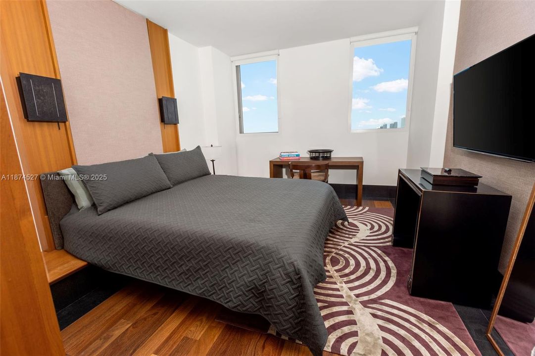 Recently Sold: $2,750,000 (2 beds, 2 baths, 1213 Square Feet)